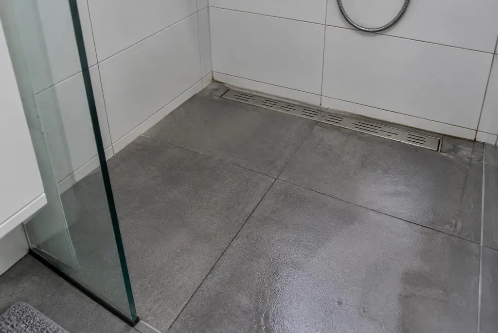 Lekdetectie Diemen – lekkende inloopdouche met natte voegen