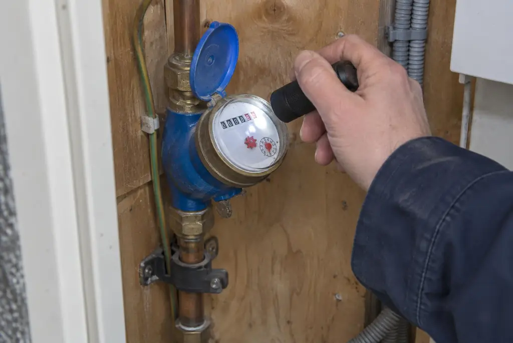 Lekdetectie Diemen – watermeter in de meterkast controleren met een zaklamp